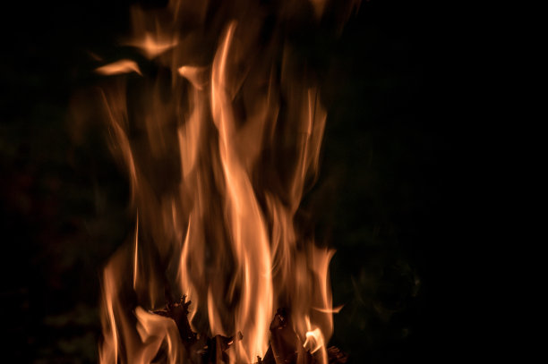 近距离拍摄的明亮的火焰在黑暗的背景图片下载
