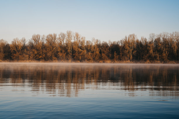 日出时平静湖面的迷人照片图片下载