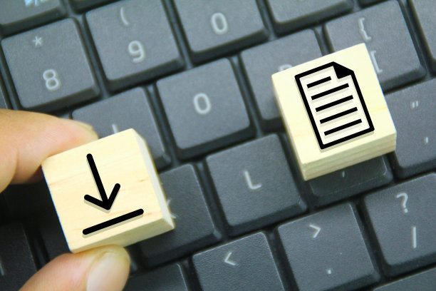 笔记本电脑键盘和木制立方体与保存图标。保存文件的概念图片下载