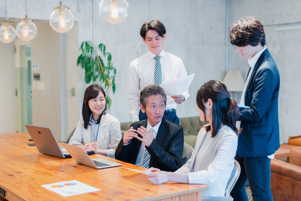 在办公室工作的专业商人图片下载