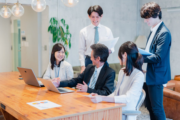 在办公室工作的专业商人图片下载