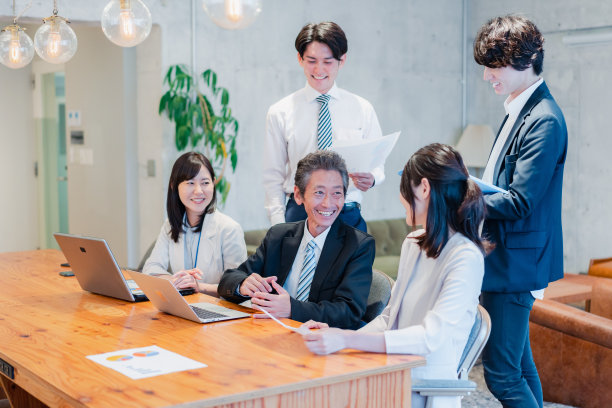 在办公室工作的专业商人图片下载