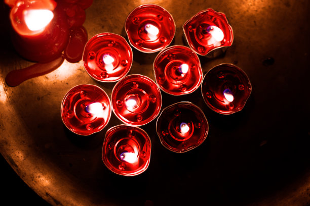 红色圆形燃烧蜡烛的俯视图图片下载