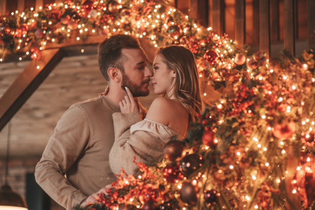 偷拍真实的幸福夫妇一起花时间在木制小屋的圣诞装饰图片下载