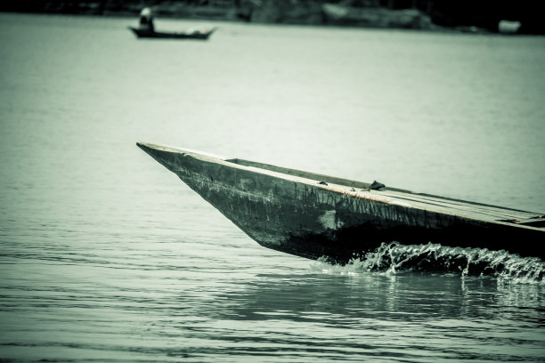 河中的老木船图片下载