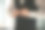 新郎扣着马甲上的扣子，准备迎接他的婚礼图片下载
