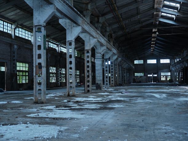 一个废弃的旧工业工厂的内部图片下载