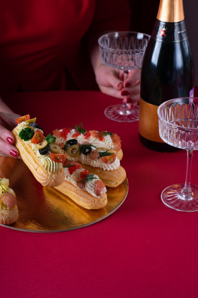 各式各样的泡芙饼放在节日的酒桌上。美丽的餐饮图片下载