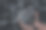 人的手拿着一堆煤的特写图片下载