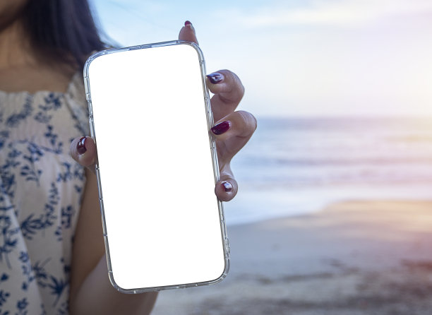 手的女孩展示使用手机与空白屏幕的模型设计的海洋背景图片下载