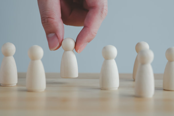 手选择从人群中脱颖而出的人物。企业招聘和招聘选择。职业生涯的机会。人力资源管理。从人群中选出员工领导。图片下载