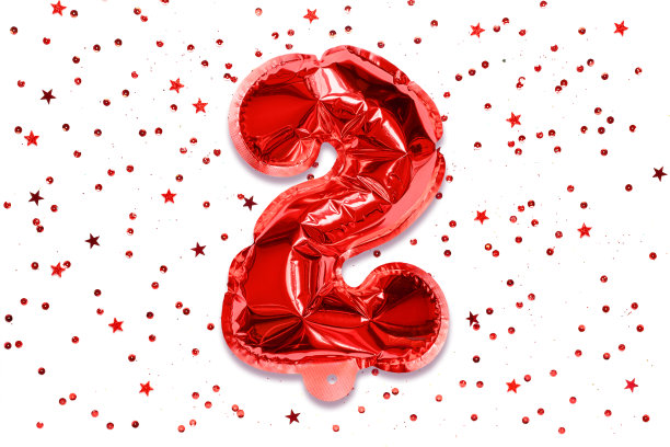 气球的数字由红色的箔纸制成，数字2在白色的背景上有亮片。有题词的生日贺卡数字，庆祝活动，模板。图片下载