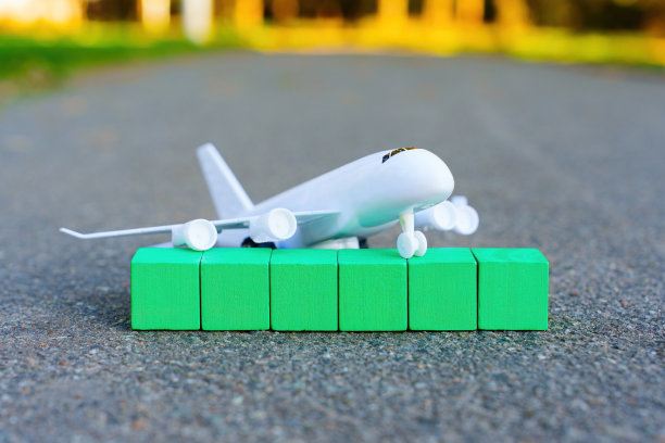 玩具飞机和木制字母积木图片下载