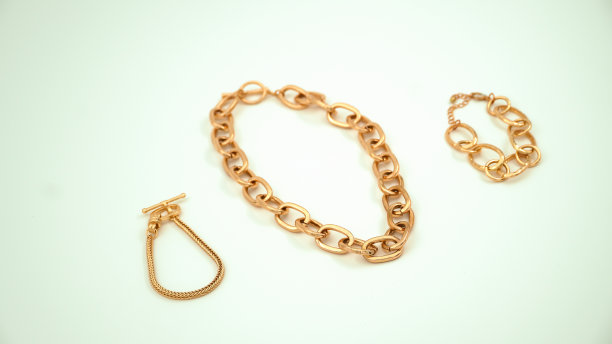 金色的珠宝在一个孤立的背景图片下载