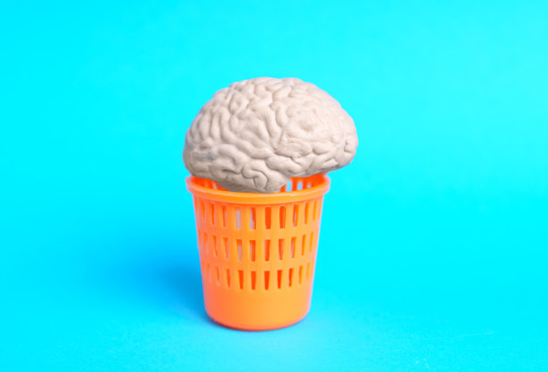 垃圾桶里的人脑在蓝色上图片下载