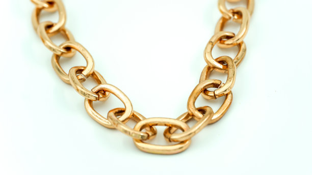 金色的珠宝在一个孤立的背景图片下载