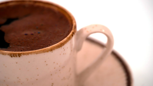 土耳其咖啡与时尚的陶瓷杯在一个孤立的背景图片下载