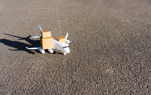 飞机模型和微型船运箱图片下载