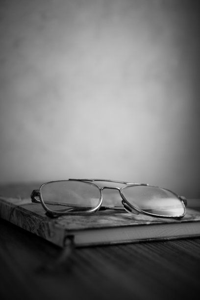 书上的眼镜图片下载