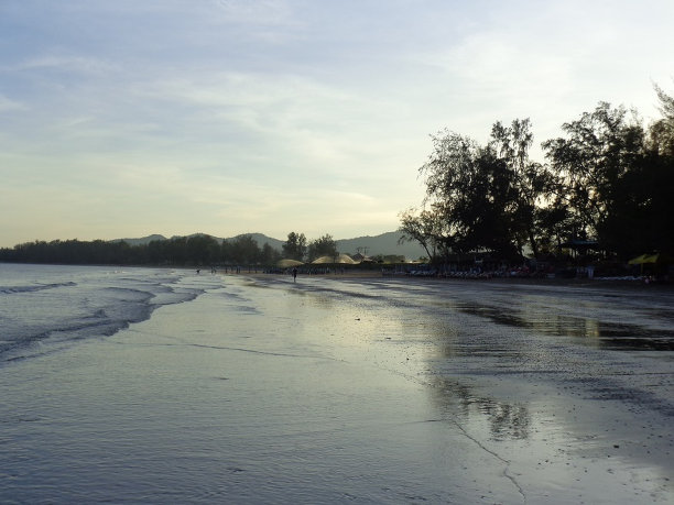 美丽的海岸线Khao Takiab海滩图片下载