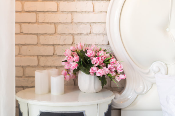 鲜花在柳条篮白色木桌，空间的文字。春天开花图片下载