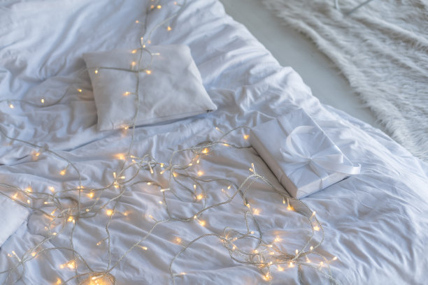 一张有新年的床，一个圣诞节的花环图片下载