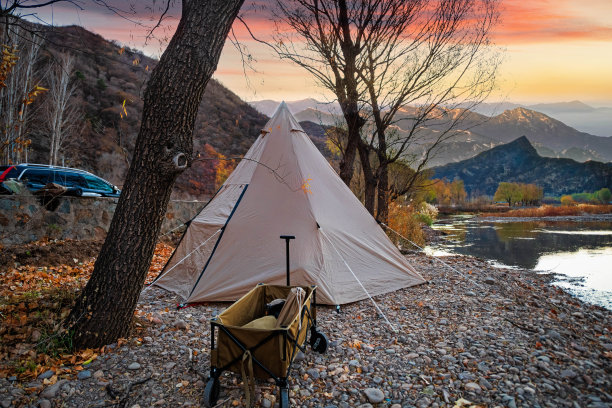 秋天河边的野营帐篷图片下载