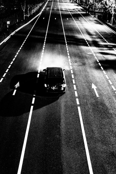 晚上只有一辆车的车道图片下载