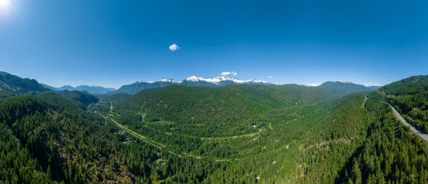 加拿大不列颠哥伦比亚省落基山脉景观的空中全景图片下载