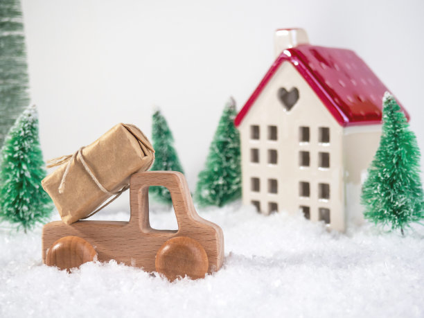 木车载着礼物。新年、圣诞节、节假日的概念。明信片,问候。图片下载