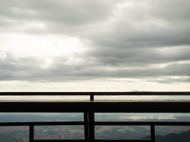 有雾的黄昏和木阳台的剪影图片下载