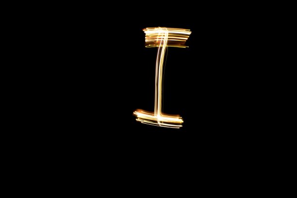 在黑色背景上画黄色字母I图片下载