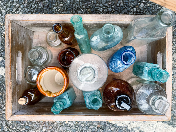 跳蚤市场的旧瓶子和烧瓶图片下载