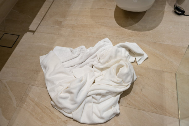 浴室地板上有一堆皱巴巴的旧毛巾图片下载
