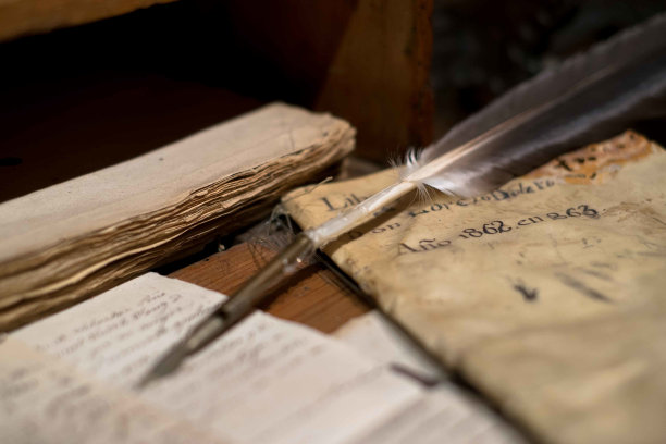 羽毛笔和旧书的特写镜头图片下载