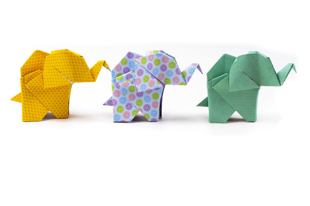 特写镜头彩色图案折纸大象孤立在白色背景图片下载