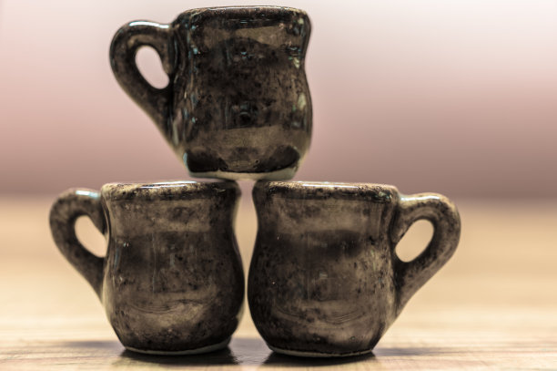 复古灰色陶瓷马克杯的特写图片下载