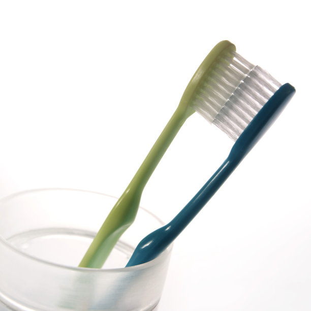 白色背景上玻璃里的两只牙刷的特写镜头图片下载