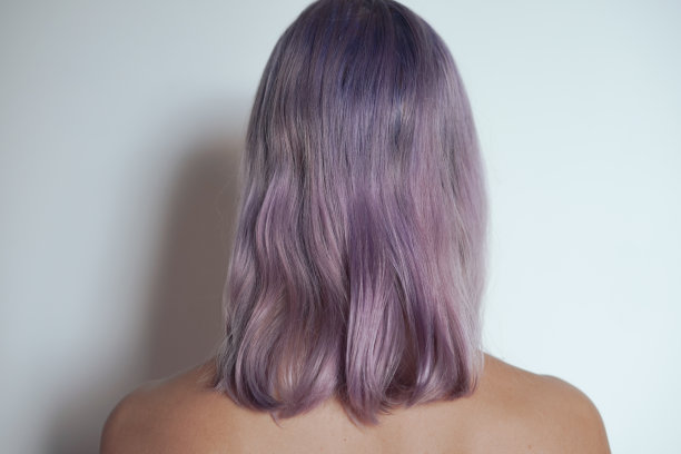 白底紫色头发的女人的背影图片下载