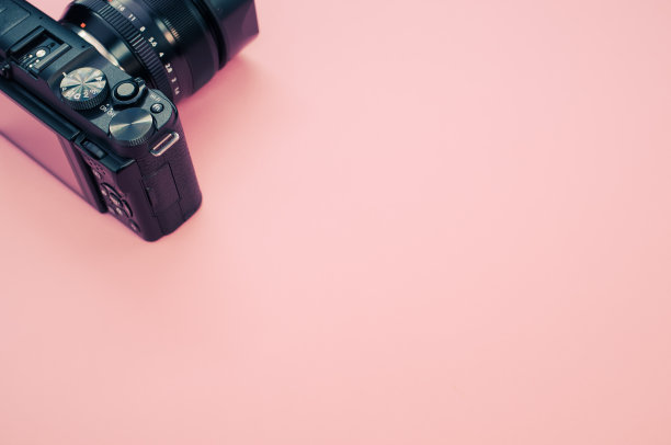 特写的相机在一个柔和的粉红色表面的复制空间图片下载