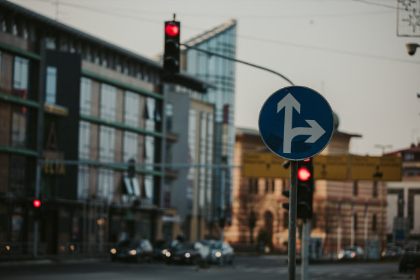 浅聚焦拍摄直行或右行路标图片下载