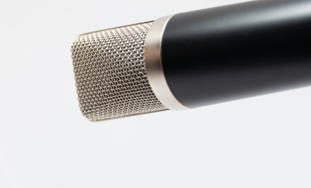 特写镜头的麦克风孤立在白色背景图片下载