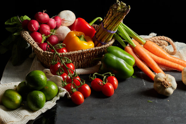 篮子里蔬菜的特写镜头。五颜六色的蔬菜，包括西红柿、辣椒和胡萝卜图片下载