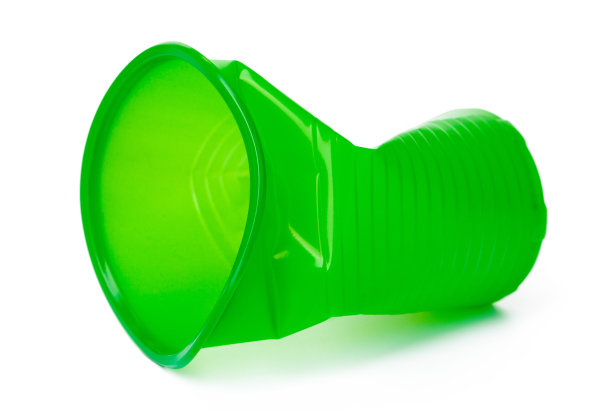 可回收的碎塑料杯隔离在白色背景图片下载