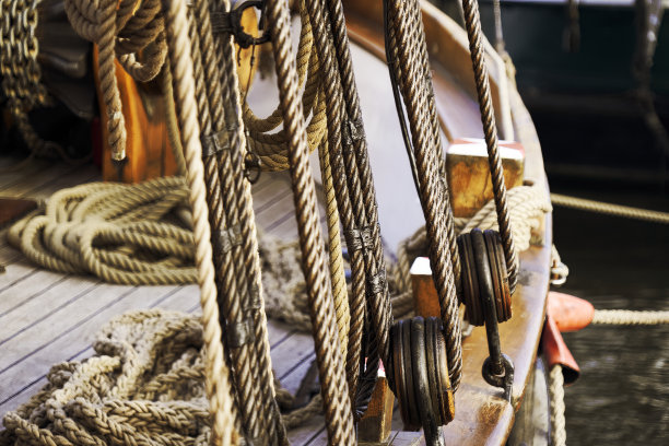 有选择性聚焦的帆船木质侧的索具和绳滑轮图片下载