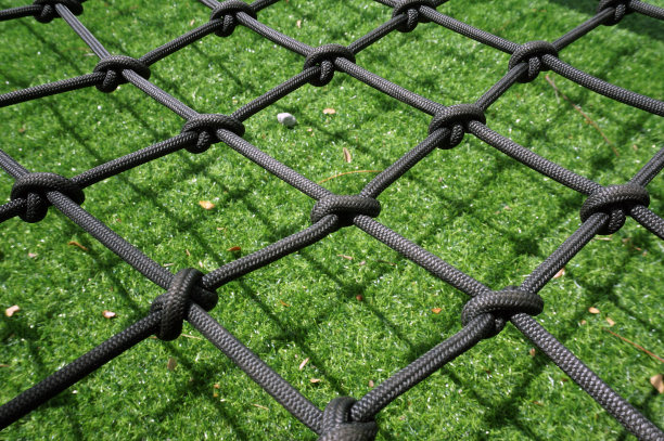 操场上的绳索攀爬课程。图片下载