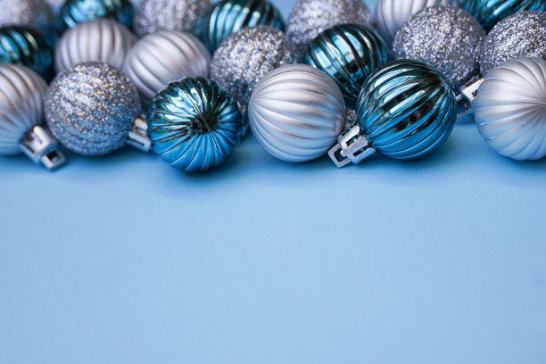 蓝色背景的圣诞装饰物。帧边界。圣诞新年作文背景蓝灰银色。圣诞灯。最小的概念。图片下载