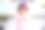 戴着紫色丝带的可爱小女孩在冬季公园中间祈祷图片下载
