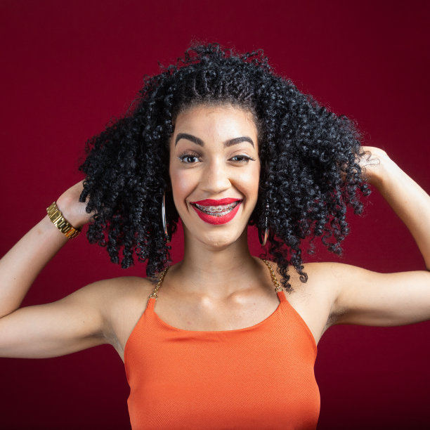 年轻美丽的女人看着相机的肖像图片下载