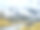 被雪和雾覆盖的山包围的小溪的特写镜头图片下载